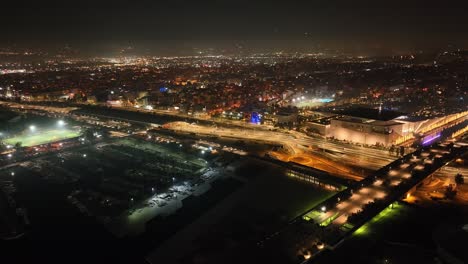 Drohnenaufnahmen-Einer-Beleuchteten-Stadtautobahn-Bei-Nacht