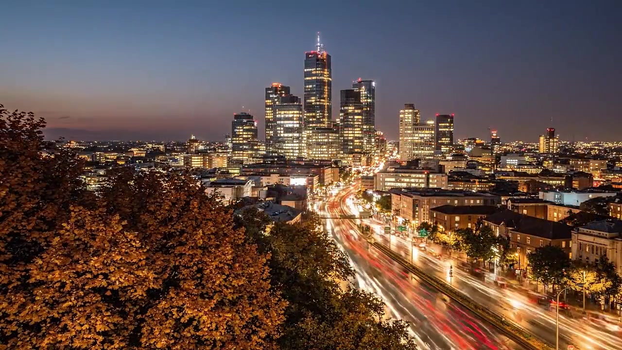 Paesaggio urbano dinamico: catturare il movimento urbano con una fotocamera focalizzata sul flusso del traffico e sui grattacieli in momenti diversi, mostrando una metropoli vibrante.