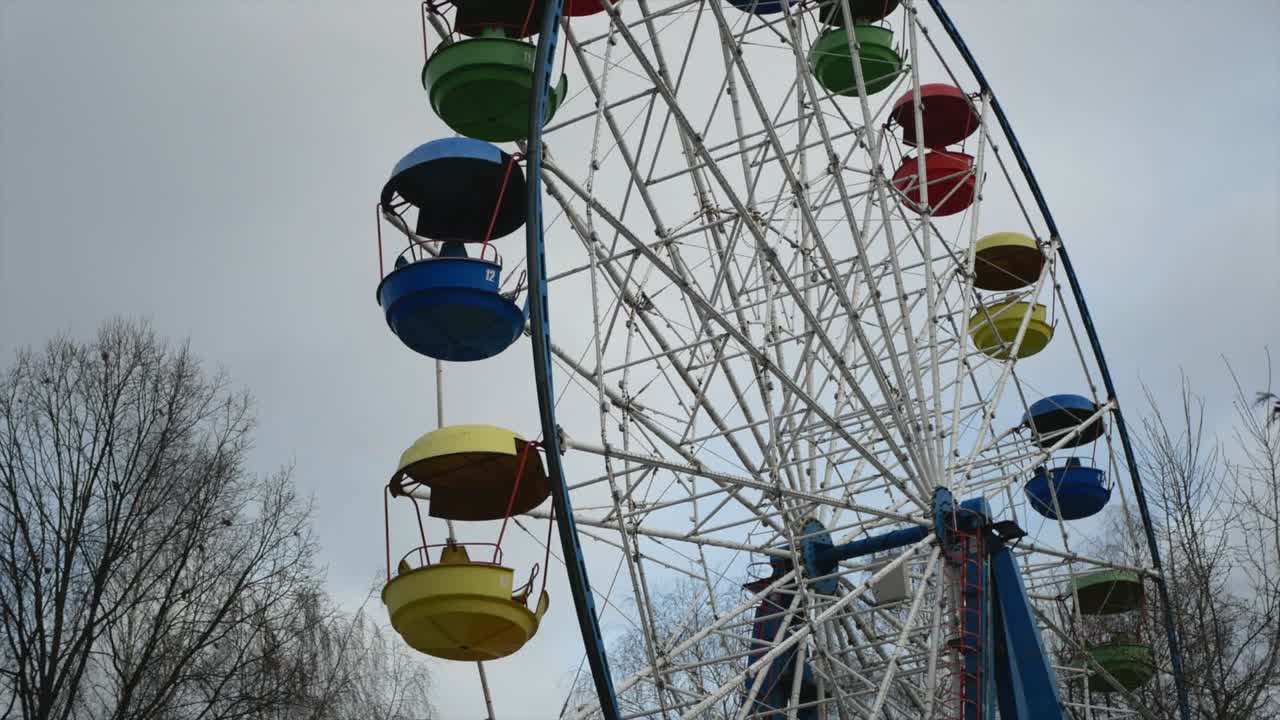 вращающееся колесо в парке - крупный план