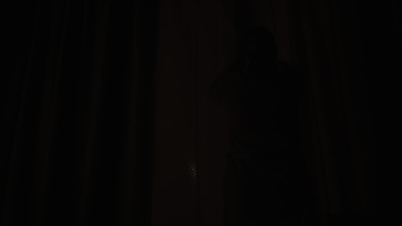 mujer abre cortinas en la ventana