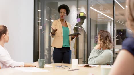 Verschiedene-Geschäftsfrauen-Treffen-Sich-Und-Nutzen-Tablet-Im-Büro,-In-Zeitlupe