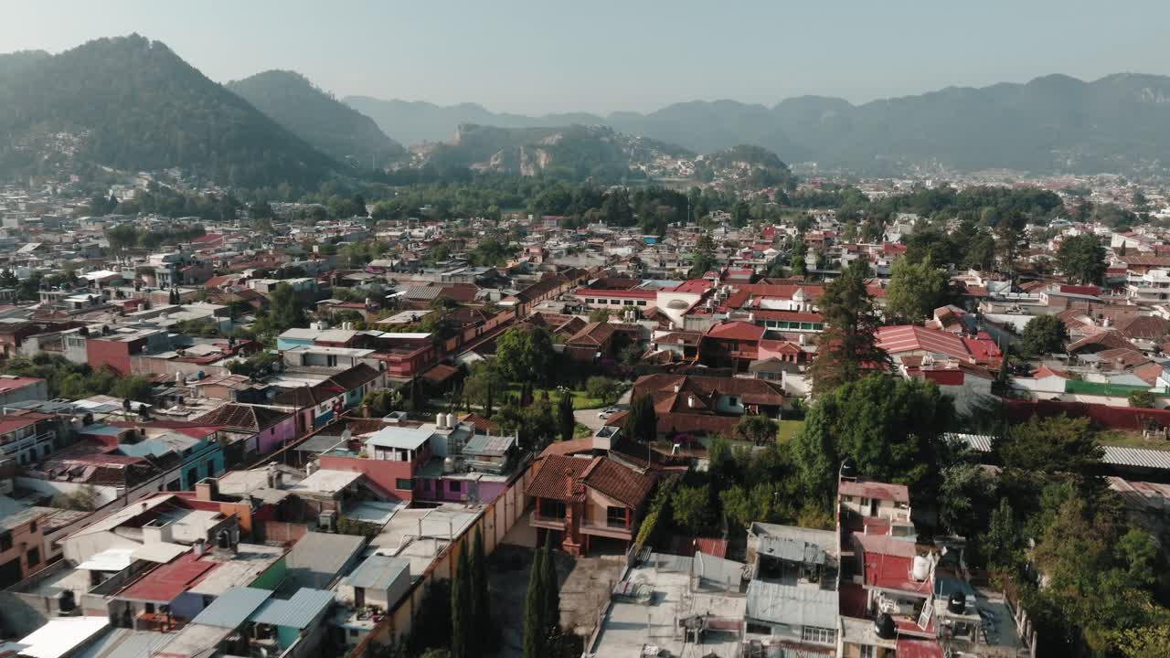 vista aérea de la ciudad de san cristóbal de las casas en chiapas, méxico - toma de dron