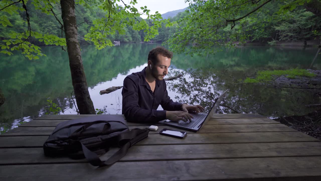 hombre de negocios trabajando con una computadora portátil al aire libre.