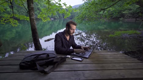 Businessman-working-with-laptop-outdoors.