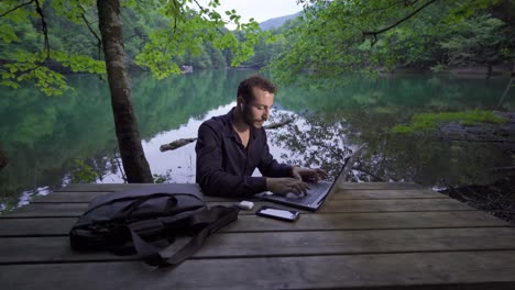 Geschäftsmann,-Der-Draußen-Mit-Laptop-Arbeitet.