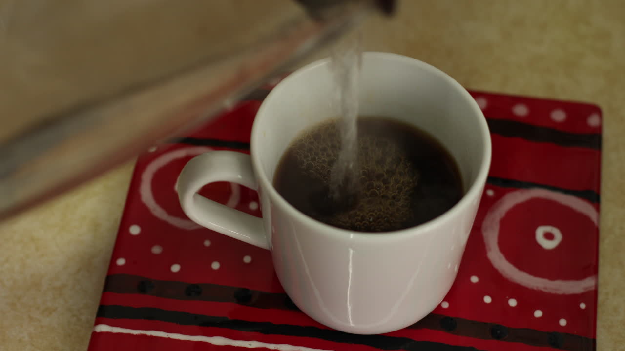 se agrega agua hervida al espresso para hacer un americano.