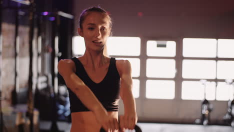 Cámara-Lenta-De-Mujer-Joven-Deportiva-Haciendo-Ejercicio-Con-Pesas-Rusas-Durante-El-Entrenamiento-Físico