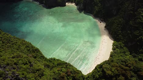 tipo de dron de los acantilados rocosos y la playa de la bahía de maya con el reflejo del sol