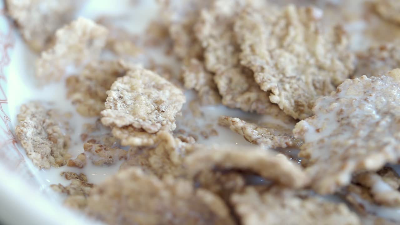 Primo piano di fiocchi di cereali in ammollo nel latte