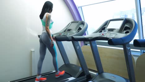 mujer trabajando en la cinta de correr en el gimnasio