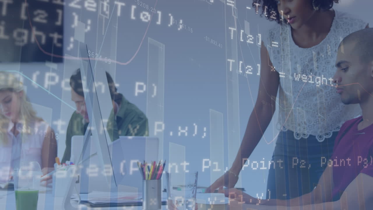 animación del procesamiento de datos en diversas personas de negocios que utilizan computadora