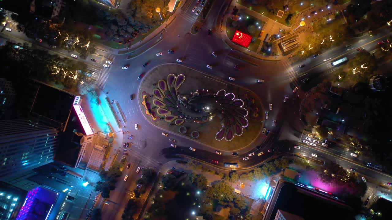 밤에 조명된 난징 시 시내 교통 거리 서클 공중 다운 파노라마 4k 중국