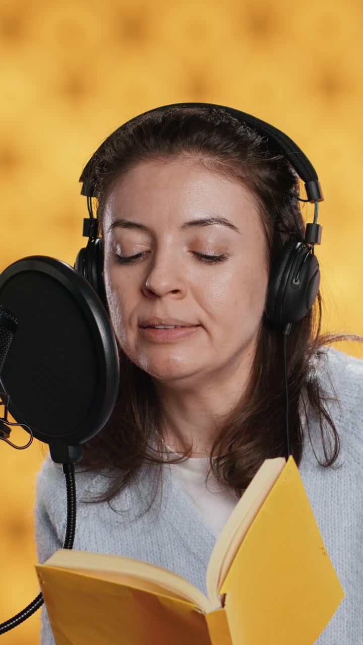 Donna che registra un audiolibro o un podcast in studio