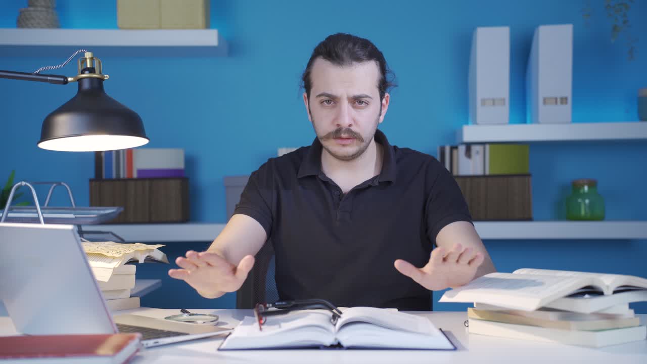 라이프 코치가 카메라를 바라보고 치료를 하고 있습니다.