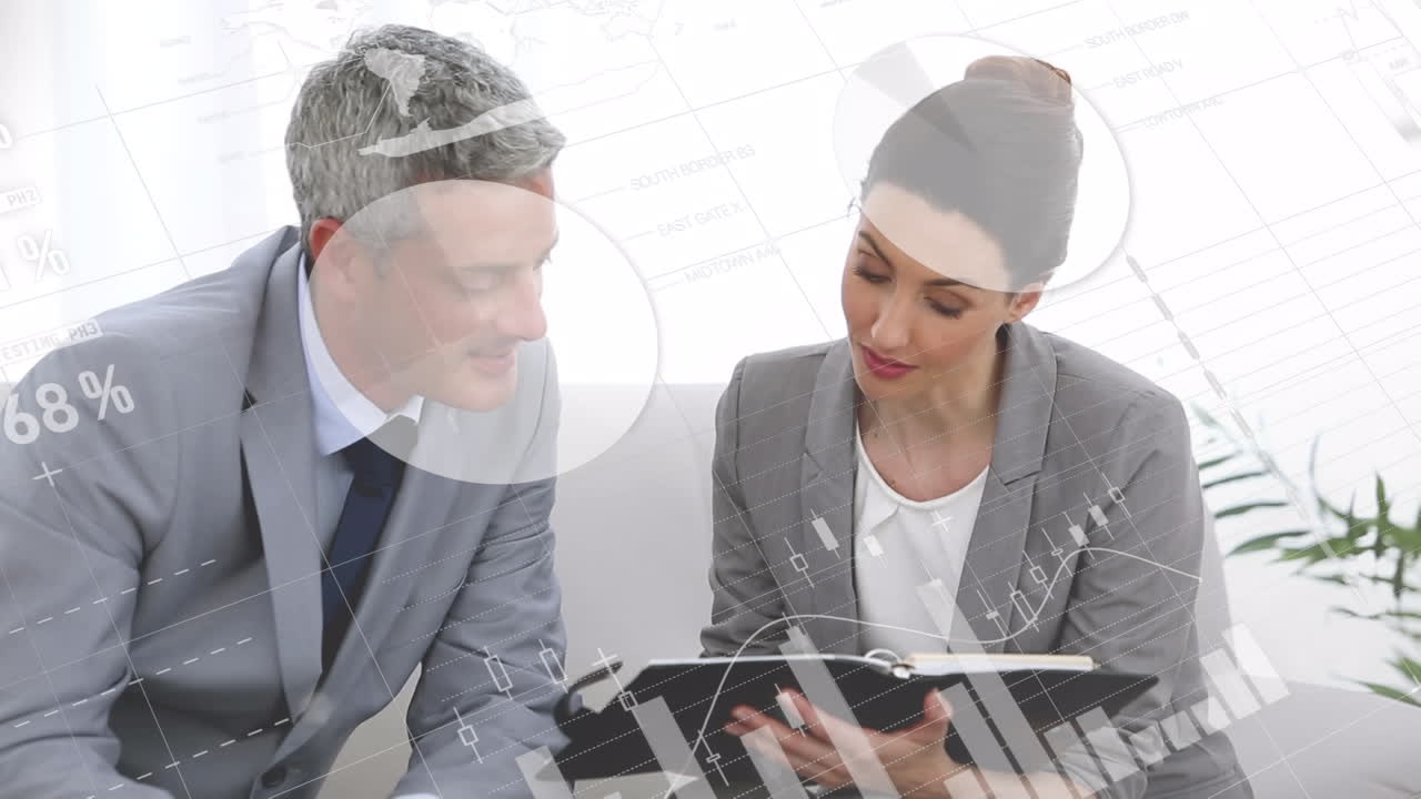 animación del procesamiento de datos contra diversos hombres y mujeres de negocios que discuten en la oficina.