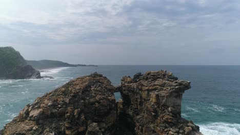 toma aérea de la impresionante formación rocosa la ventanilla, oaxaca
