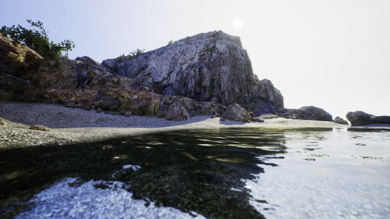 Paesaggio costiero roccioso con acqua limpida e luce solare intensa a mezzogiorno