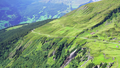 Grindelwald-Con-La-Montaña-De-Los-Alpes-En-Suiza