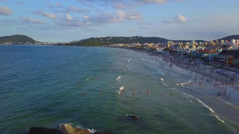 jibe aéreo disparado subiendo sobre el mar y revelando bombas y bombinhas en brasil