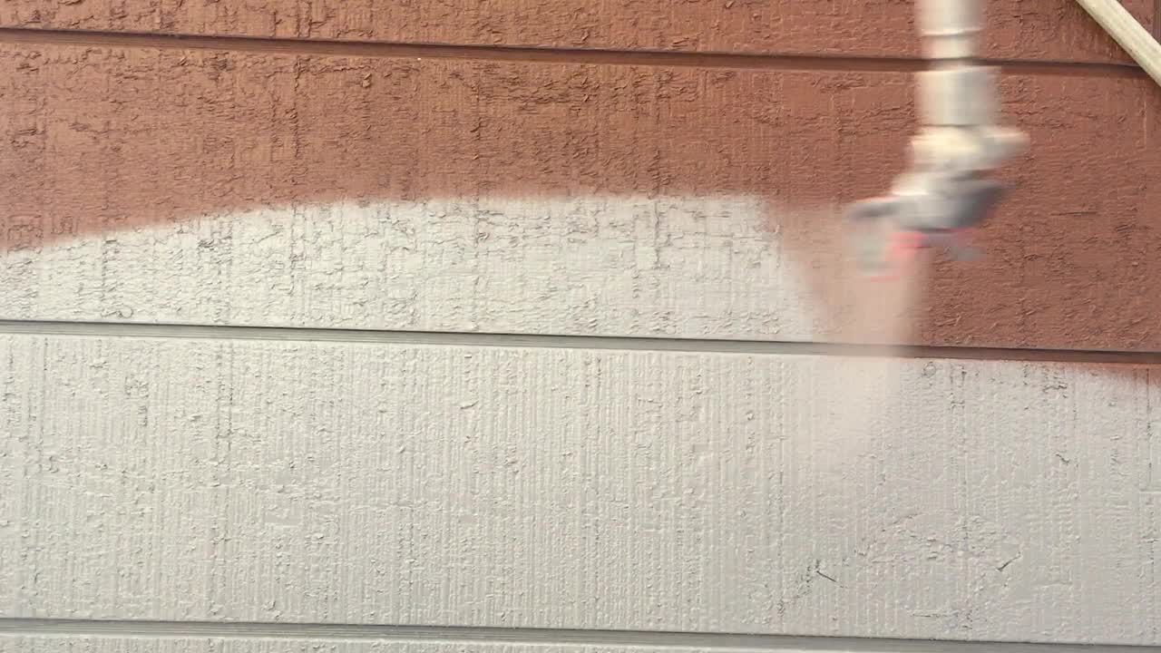 에어리스 건 분무기를 사용하여 벽을 흰색으로 칠하고, 집 외관 리노베이션