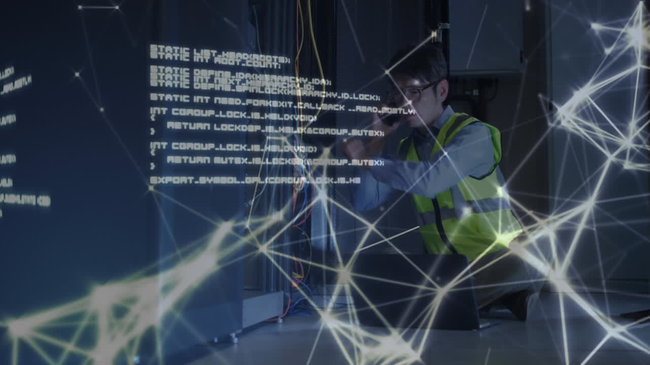 animazione di dati su un ingegnere it maschio asiatico con telefono e laptop da un server computerizzato
