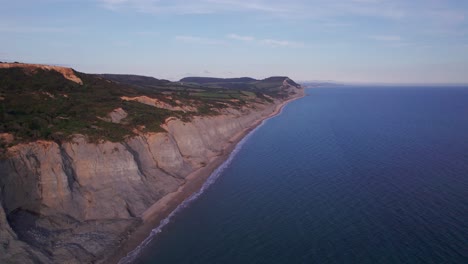 英國多塞特 (dorset) 的一個夏天的日子,一架無人機向左移動,朝著侏羅紀海岸的懸崖.