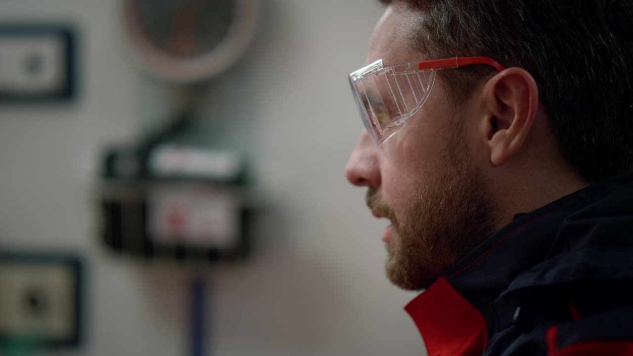 técnico médico de emergencia hablando con un colega en el coche de ambulancia