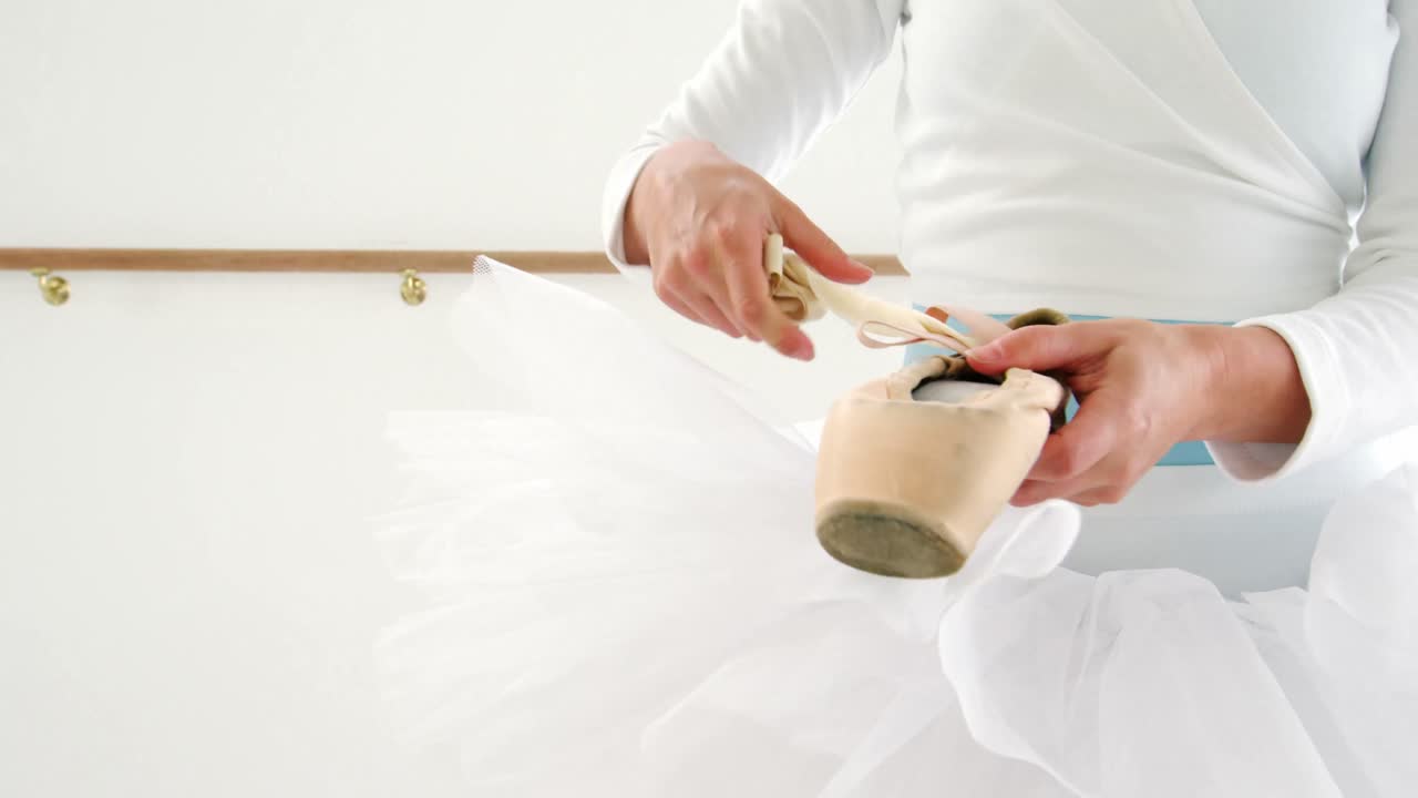 발레 신발을 들고 있는 발레리나