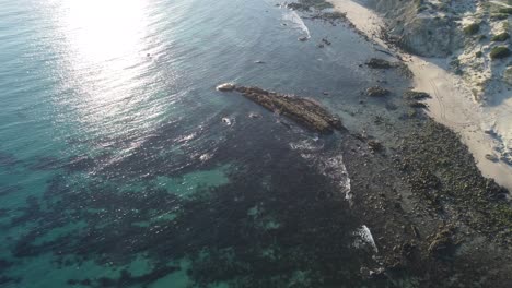 Riff-Und-Strand-Von-Oben-Per-Drohne,-Punta-Paloma-In-Tarifa,-Spanien