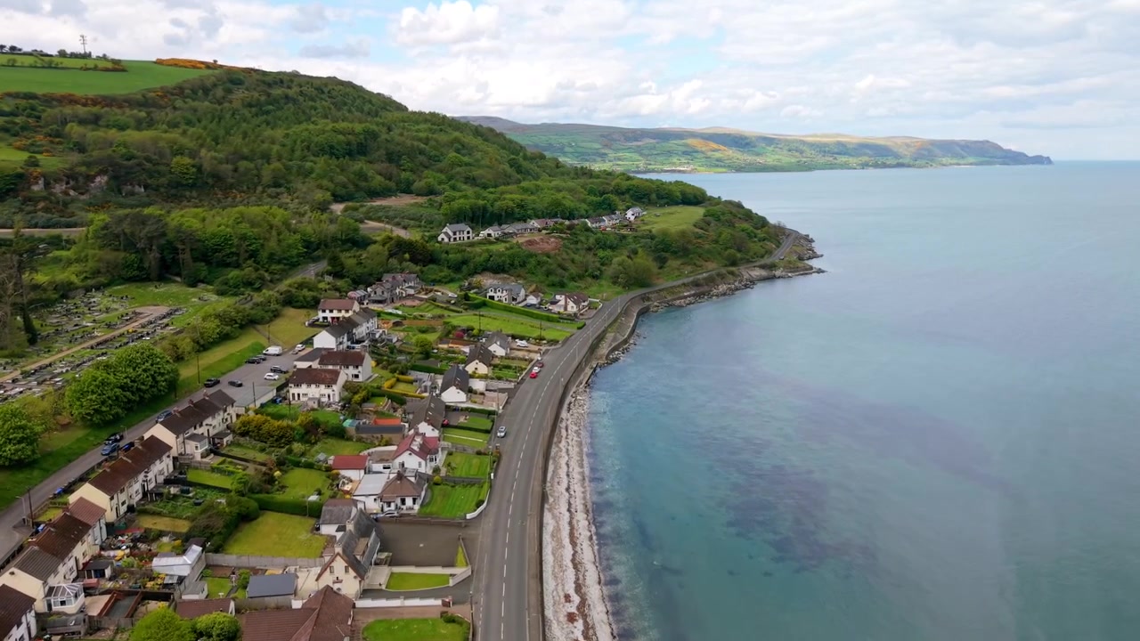Ampio video aereo in avanzamento 4K 60FPS della strada costiera di Glenarm nella Contea di Antrim, Irlanda del Nord nel Regno Unito. Prodotto in 3840x2160 e con colore Rec709.