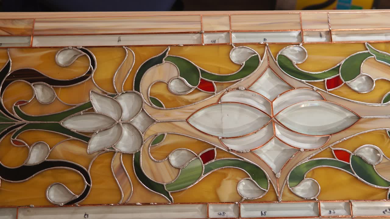 detalle del panel de vidrio de colores