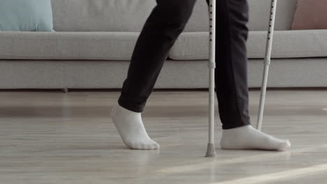 persona que camina con muletas