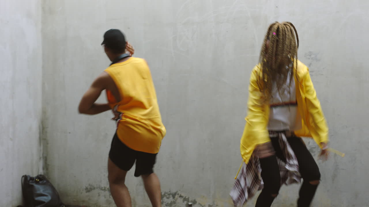 Danza, hip hop e riprese con telefono di ballerini scatenati