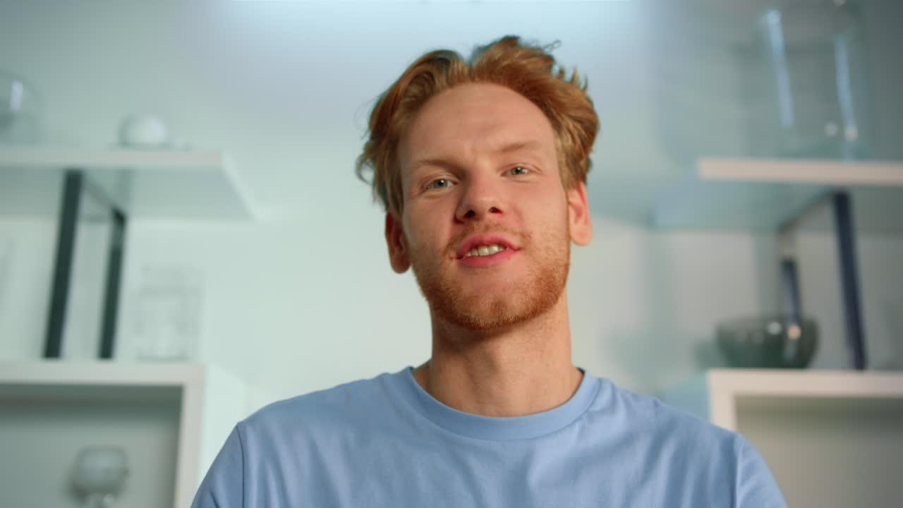 웃는 매니저 비디오 통화 팀 원격 사무실 클로즈업. 진저 남자가 웹을 보십시오