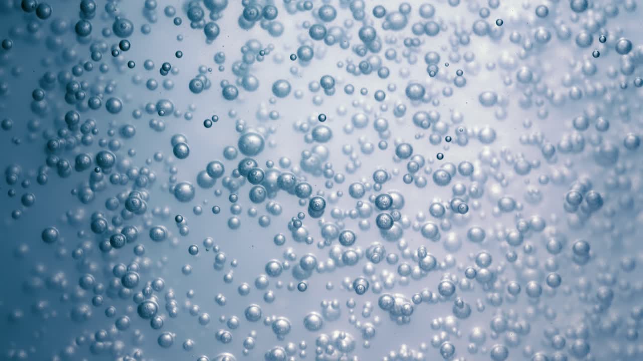 파란 물에 많은 물 거품이 가 ⁇ 게, 느린 움직임의 거품과 함께 추상적인 물 파동.