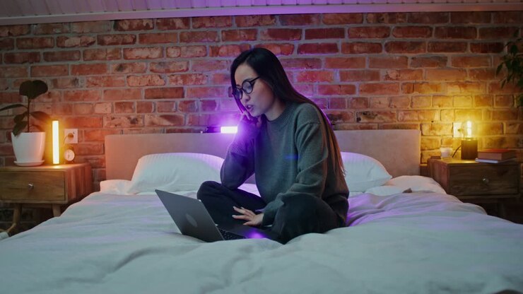 Donna che lavora a letto di notte