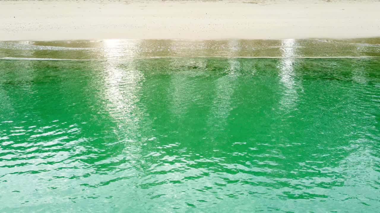 해변 바다 위에 공중보기 무인 항공기