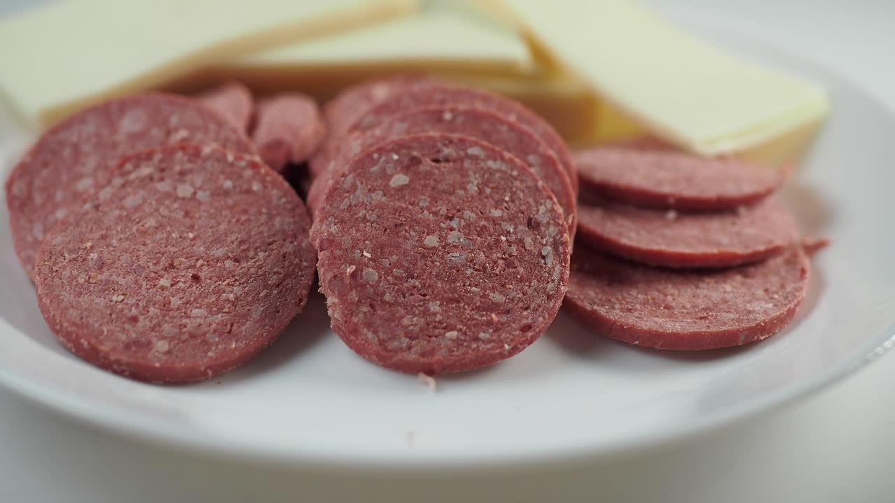 접시 에 개진 소시지 와 치즈