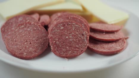 salchichas en rodajas y queso en un plato
