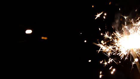 fuego bengal. vela de chispas de año nuevo en un fondo negro. concepto de fiesta de vacaciones