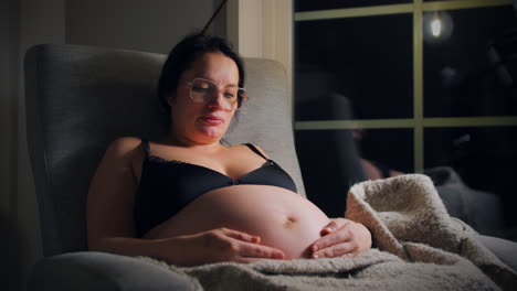 primer plano del movimiento del bebé durante el embarazo, mamá sonriendo