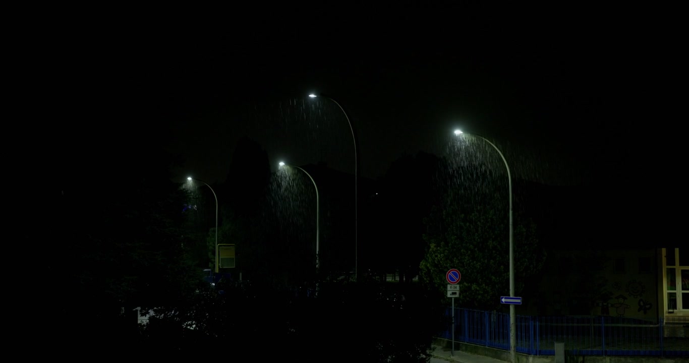Stadsstraat 's nachts met regen in Bassano del Grappa, Italië