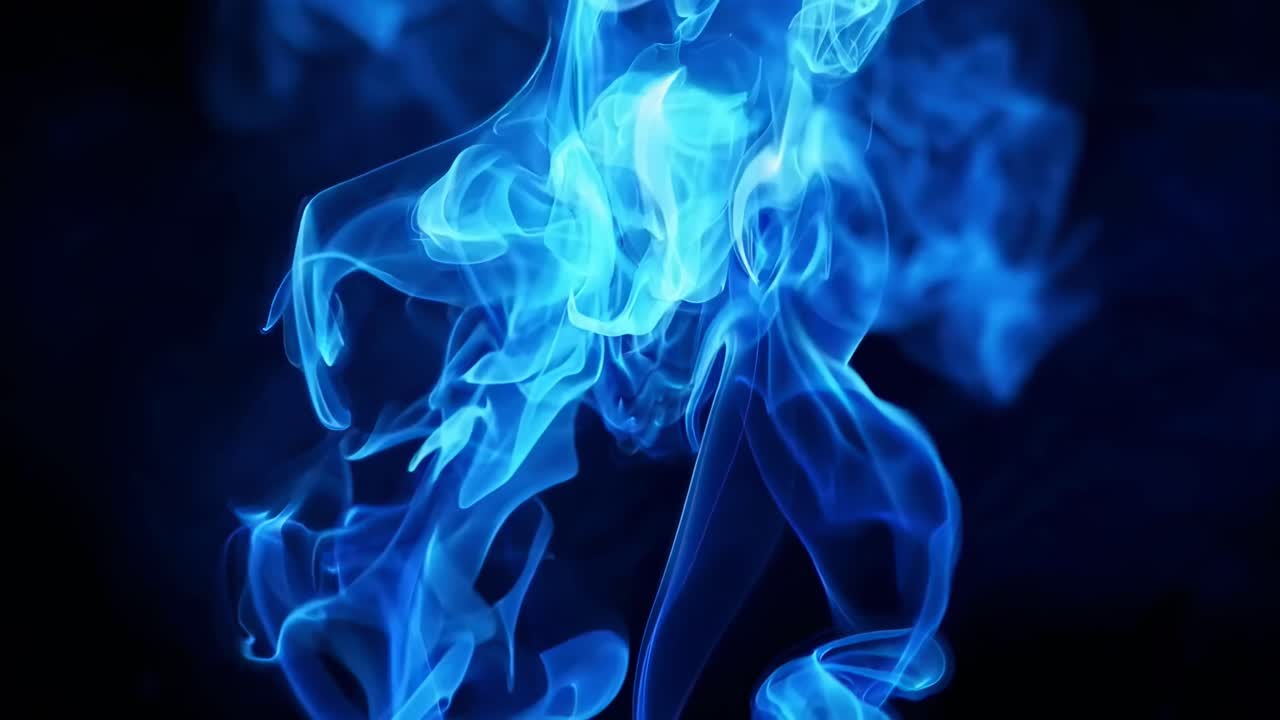 Video astratto di vortici di fumo blu, ripreso da una bassa angolazione della camera su uno sfondo scuro, Live
