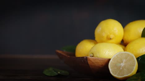 limones frescos en un plato cayendo gotas de agua.