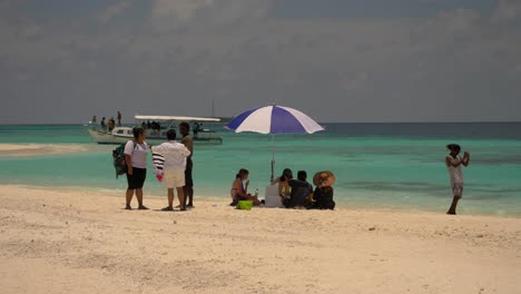 Gente-En-La-Playa-Disfrutando-Del-Sol