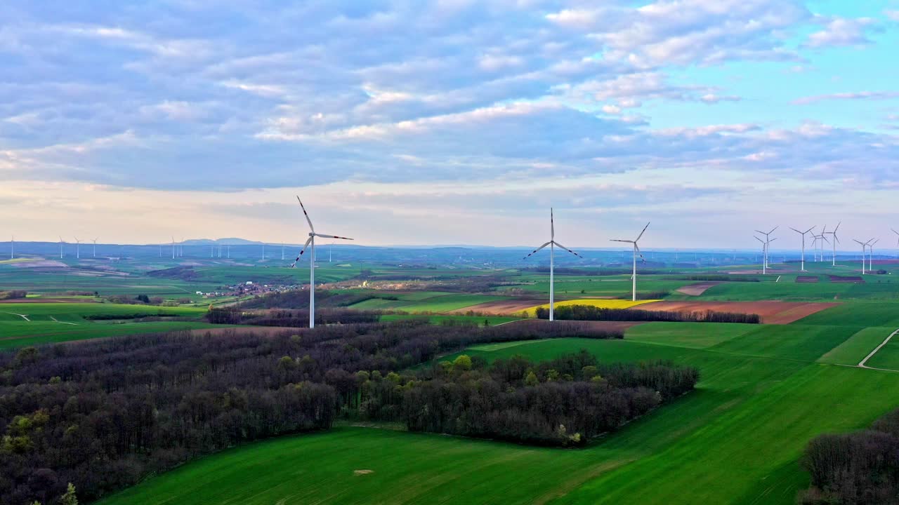 흐린 푸른 하늘 아래 풍차가 있는 농업 풍경의 조감도