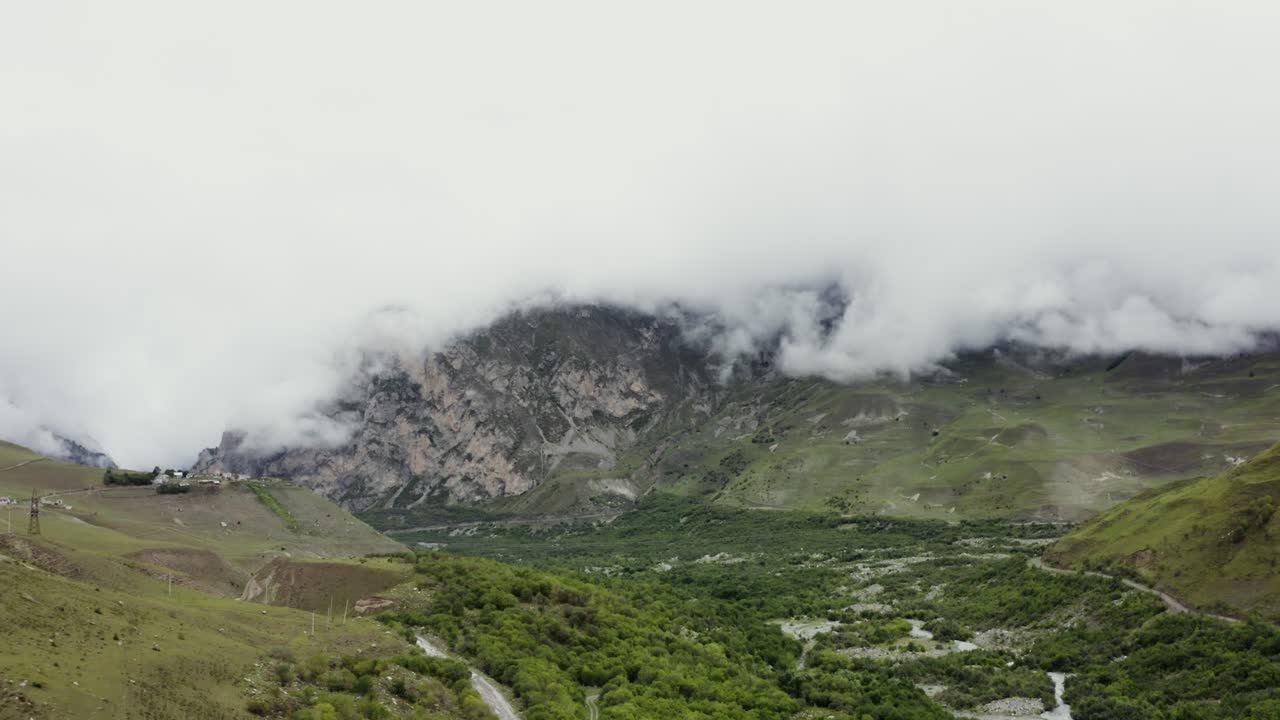 paisaje de valle de montaña con niebla