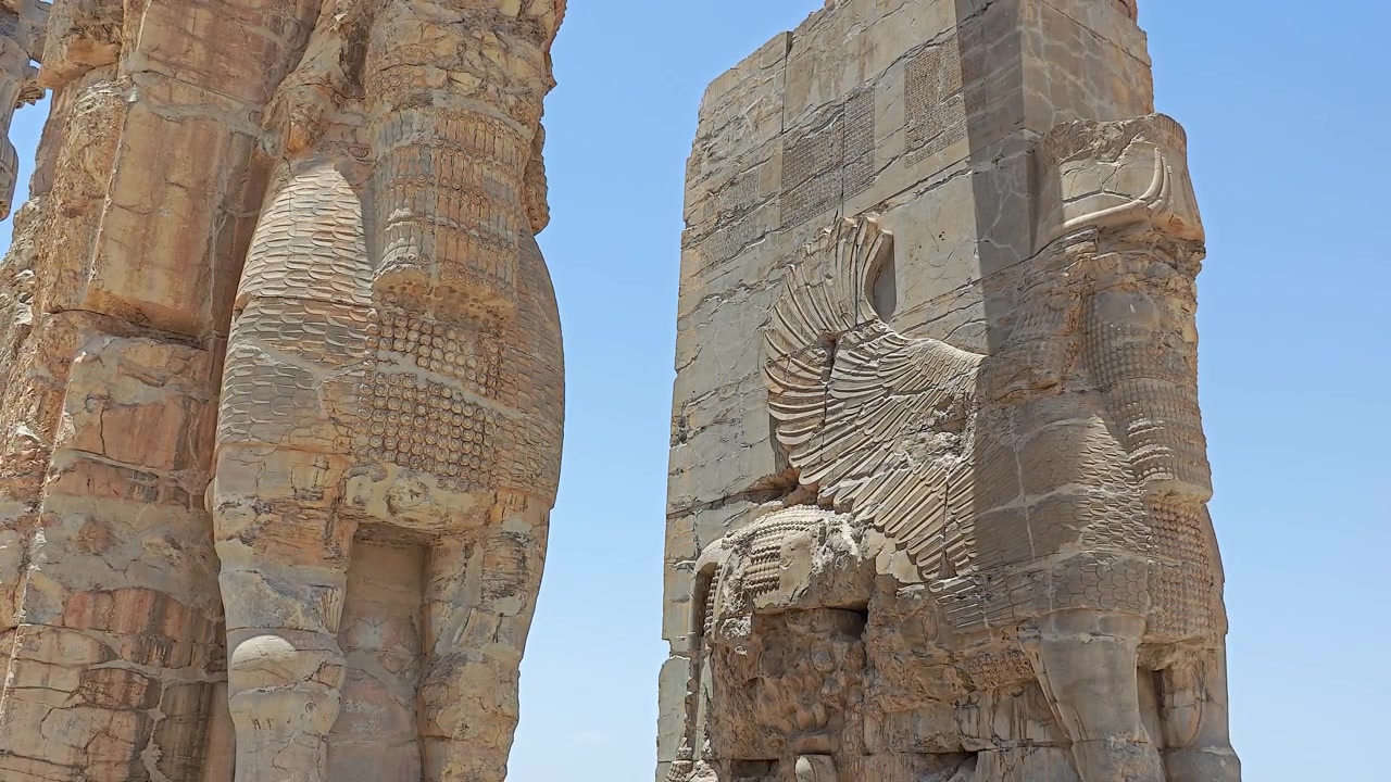 Patung Lamassu Batu Kuno di Gerbang Segala Bangsa Persepolis.