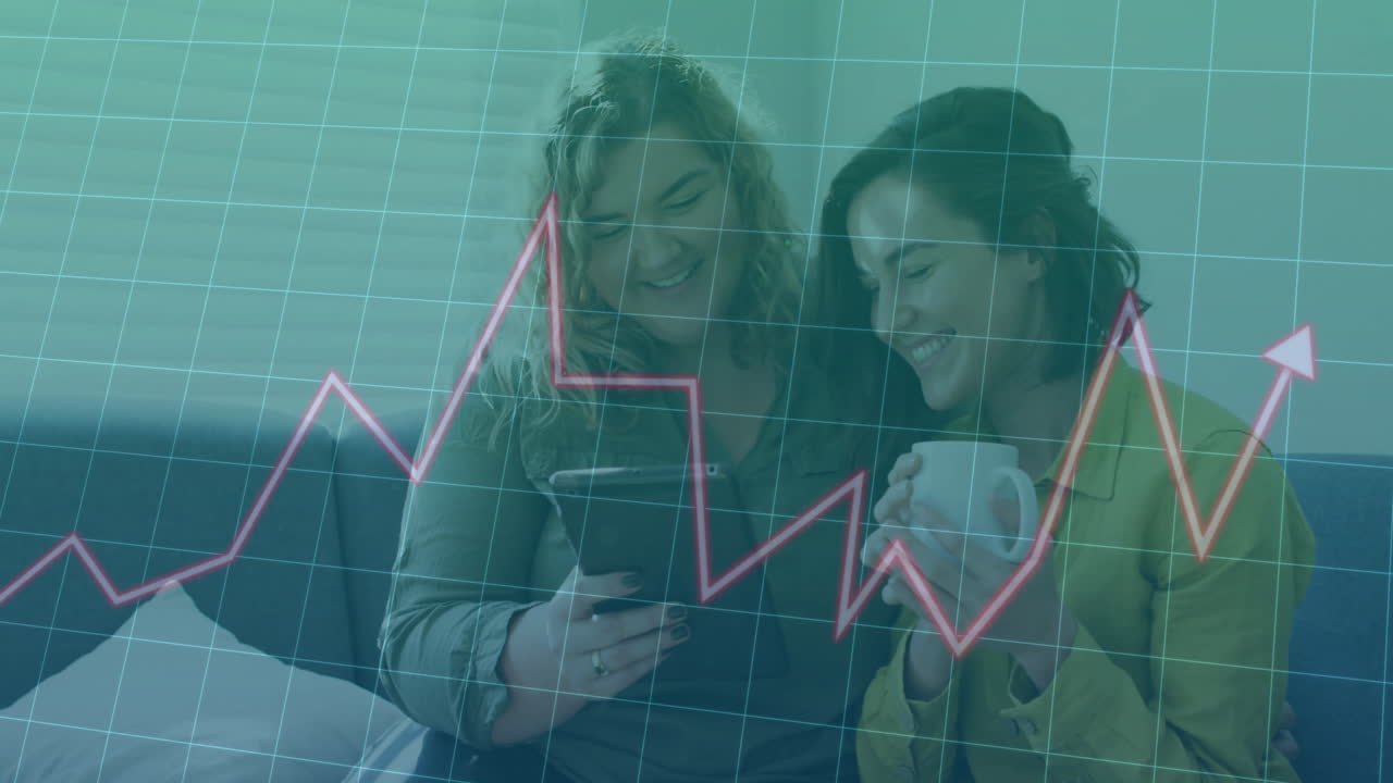 animación de procesamiento de datos y diagramas sobre pareja de mujeres caucásicas usando tableta en casa