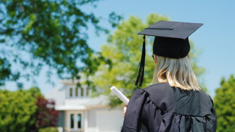 Vista-Posterior-De-La-Mujer-En-Un-Manto-Y-Gorra-De-Graduación-Sosteniendo-Un-Diploma-En-La-Mano-Contra-El-Backgrou